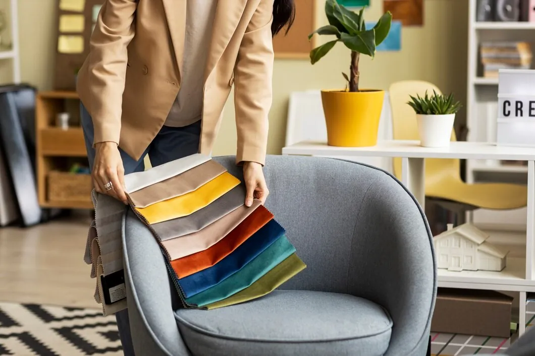 مبل طوسی با چه رنگی ست میشه؟